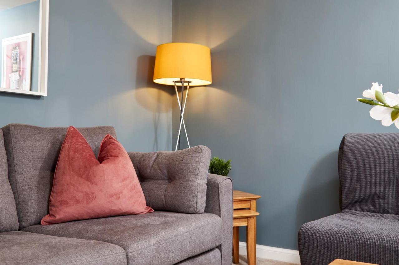 Villa Superb 3Br House In Coventry Sleeps 9 W/Parking Exterior foto